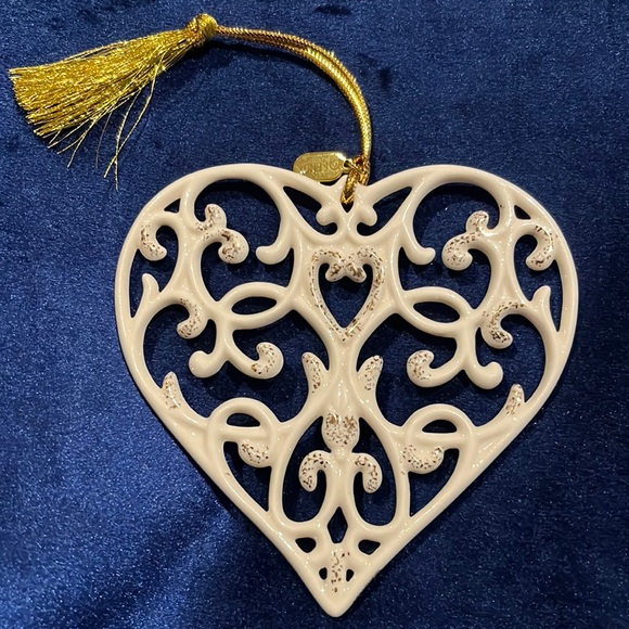 NIB Lenox 2017 Porcelain Spirit Of Giving Heart New in original Box - Picture 3 of 13